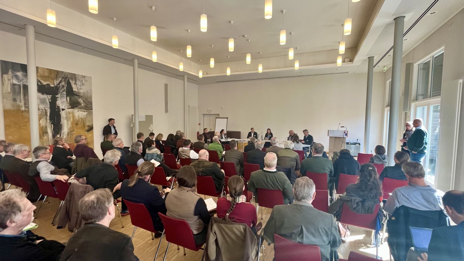 Podiumsgespräch mit (v.l.n.r): Holger Sticht (BUND NRW), Nicole Heitzig (LJV NRW), Dr. Dirk Louy (Referatsleiter Jagd Ministerium NRW), Frank-Christian Heute (ÖJV.NRW), Eberhard v Wrede (WBV)